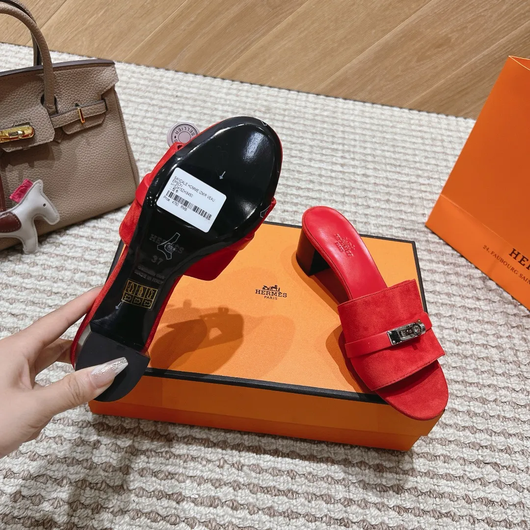 👟👟Ex-factory price 540👟👟 High version of the 2024 spring and summer new HERMES Hermès counter new style. The wedge-heeled Erjiu sandals and slippers, which have been extremely popular recently, are paired with various colorful socks. They are very trendy. Upper: cowhide. Outsole: technological imitation wood sole. Heel height: about 7cm. Size: Female 35-41 (40/41 non-refundable and non-exchangeable)